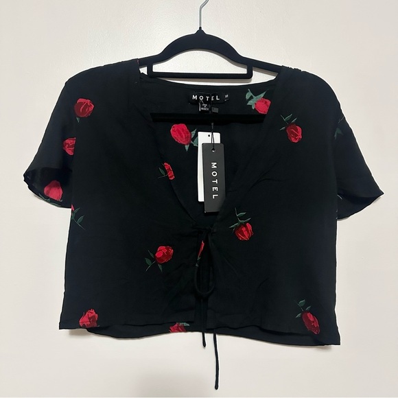 NWT Motel Scatter Rose Vaco Blouse Scattered Rose XS - Picture 3 of 5